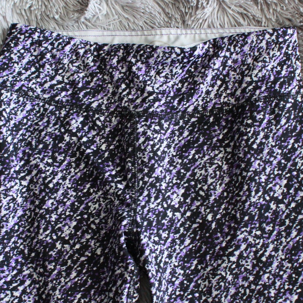 Purple and black dotted capri leggings